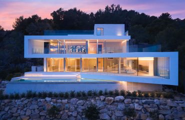 Sleek-Geometric-Villa-In-Mallorca-WIth-A-Glass-Facade