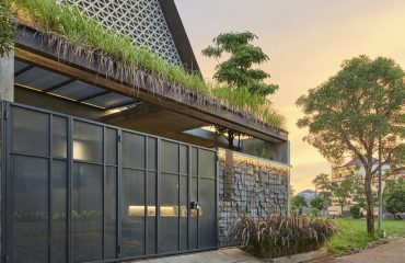 An-Indonesian-House-That-Gets-Light-To-Play-With-Stone An-Indonesian-House-That-Gets-Light-To-Play-With-Stone