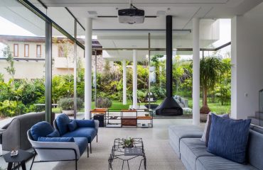 Light-Filled-Living-Rooms-Connected-With-Nature