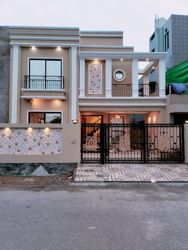 10 MARLA FACING PARK BEAUTIFUL HOUSE AVAIABLE FOR SALE Lahore Lake