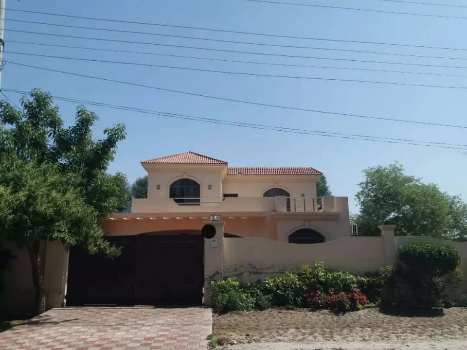 1 kanal park facing house lower portion for rent in Buch Villas