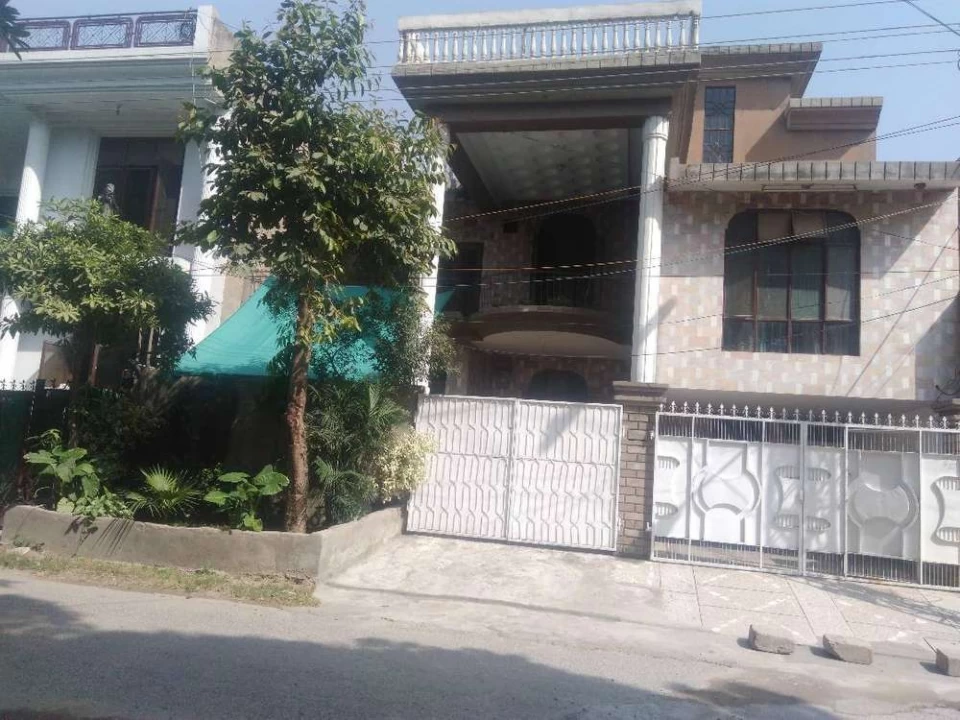 Allama Iqbal Town 10 marla double story kamran block Prime Location