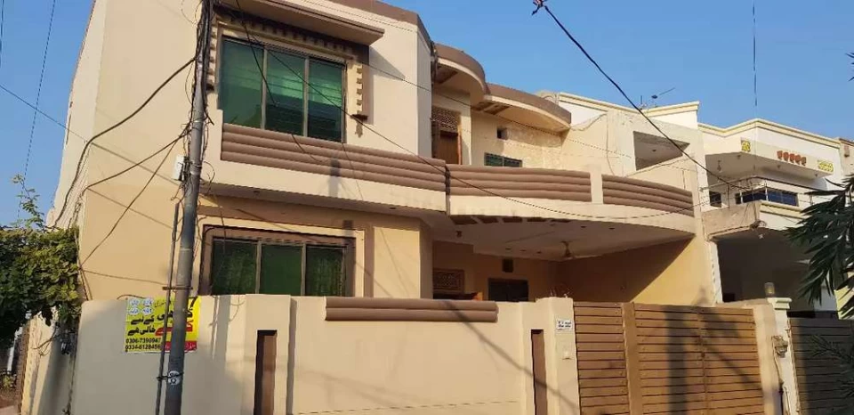 Upper storey home, seperate car poch gas bijli, 3rooms,baths,store,t.v