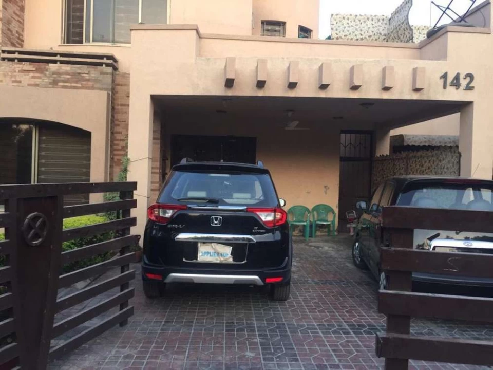 Furnished Upper portion 1 bed safari villas family only utilities incl