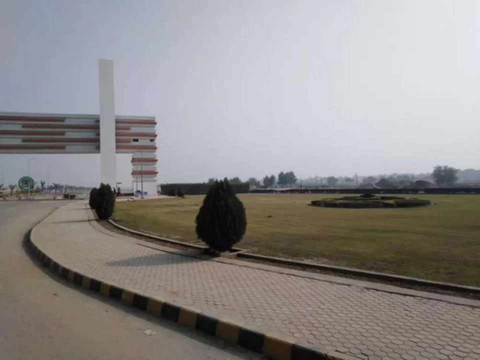 1 KANAL PLOT ON CENTRAL SQUARE OF DHA SECTOR-M