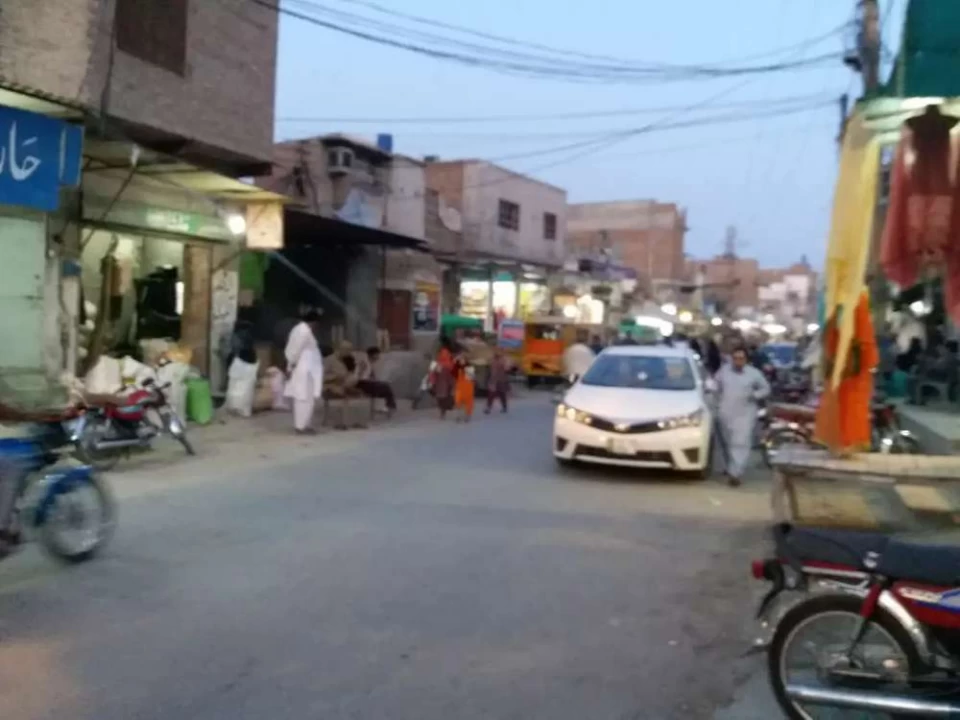 Shahdra bazar me house and 4 shops for sale han demand 70 lac