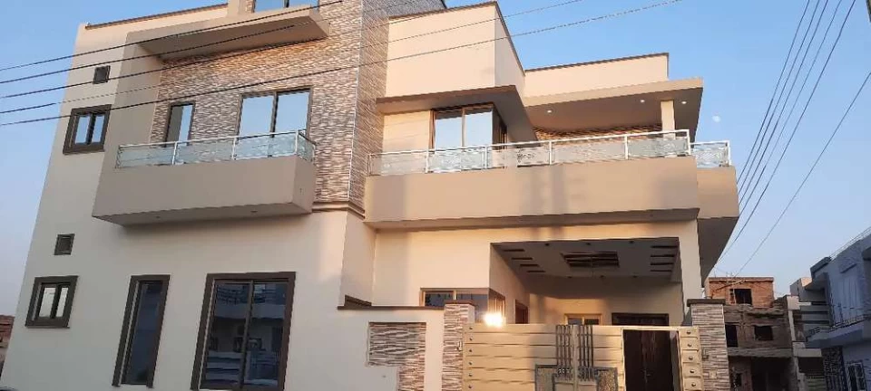 Khayaban e naveed phase1 5.5 marla corner brand new house available