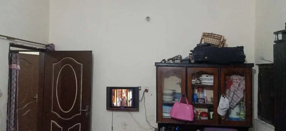 Oper wla portion ha neat and clean bijli ka meter elada ha
