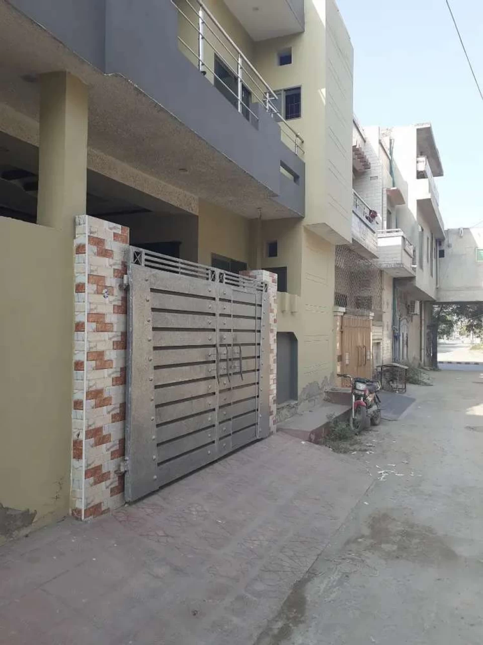 House for sale in c block satellite town.