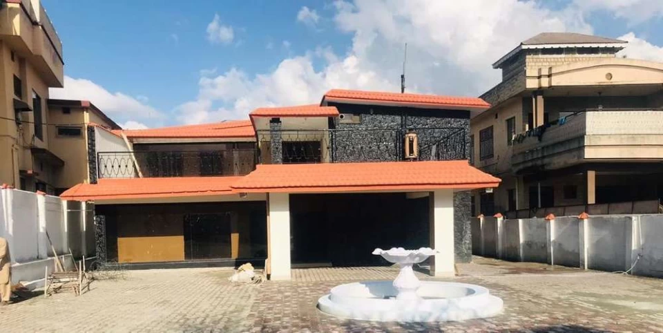 Grand Luxurious n recently renovated house on Kakul Road