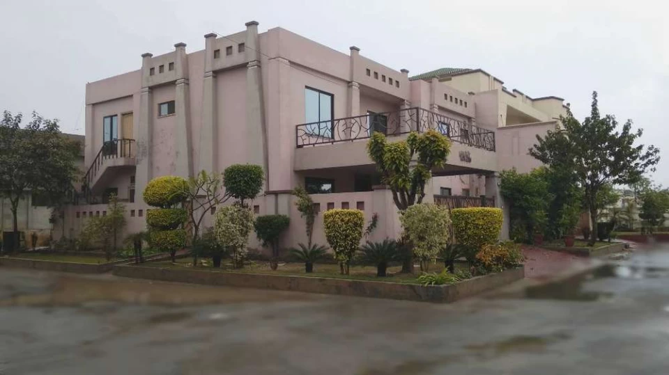 Beautiful 11 marla corner plot 6 bedroom house