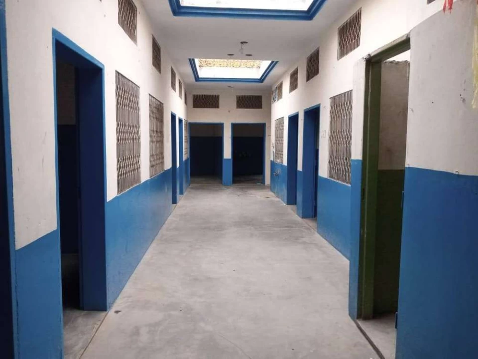 10big rooms and 2 bathrooms