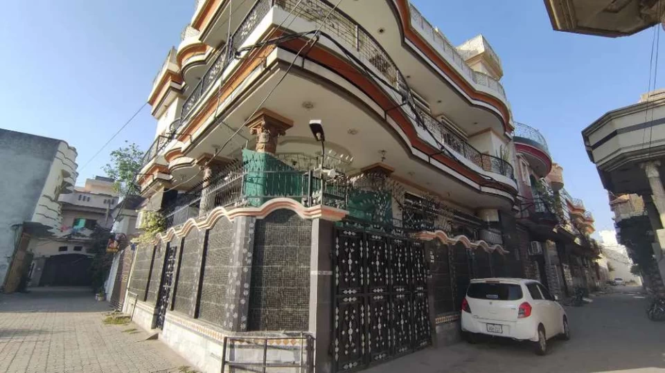 5 marla well furnished corner house (272 feet per marla)