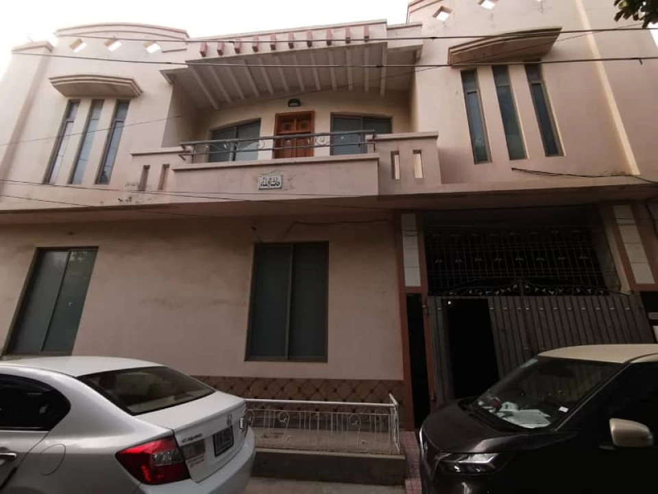Saeed colony society boundary wall canal road faisalabad 6 marla double story house for rent