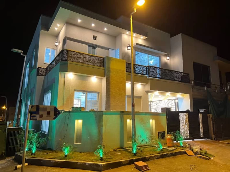 Investor rate 8 marla house available for sale in bahria town phase 8 usman block