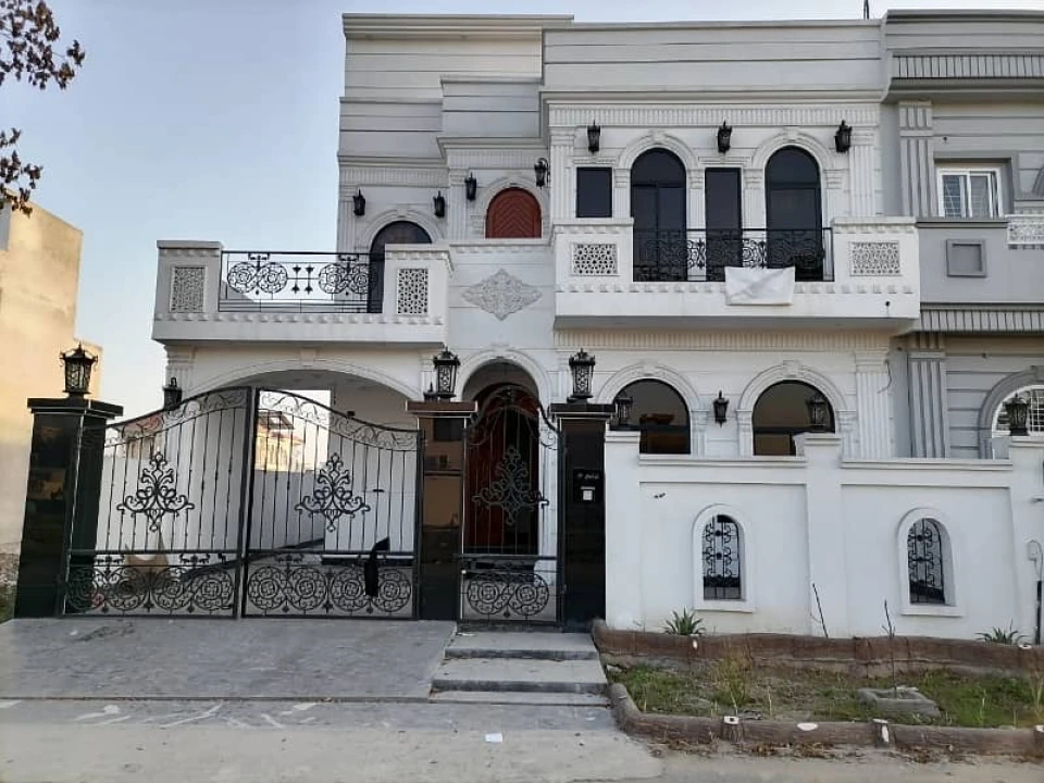 Facing park house for grabs in 10 marla citi housing society