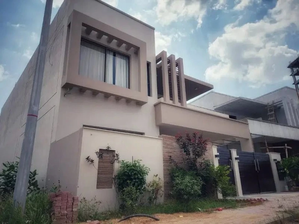 House for grabs in 272 square yards karachi