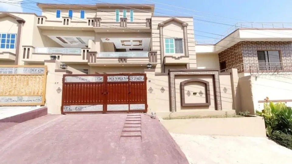 Prime location house of 10 marla for sale in gulshan abad sector 3